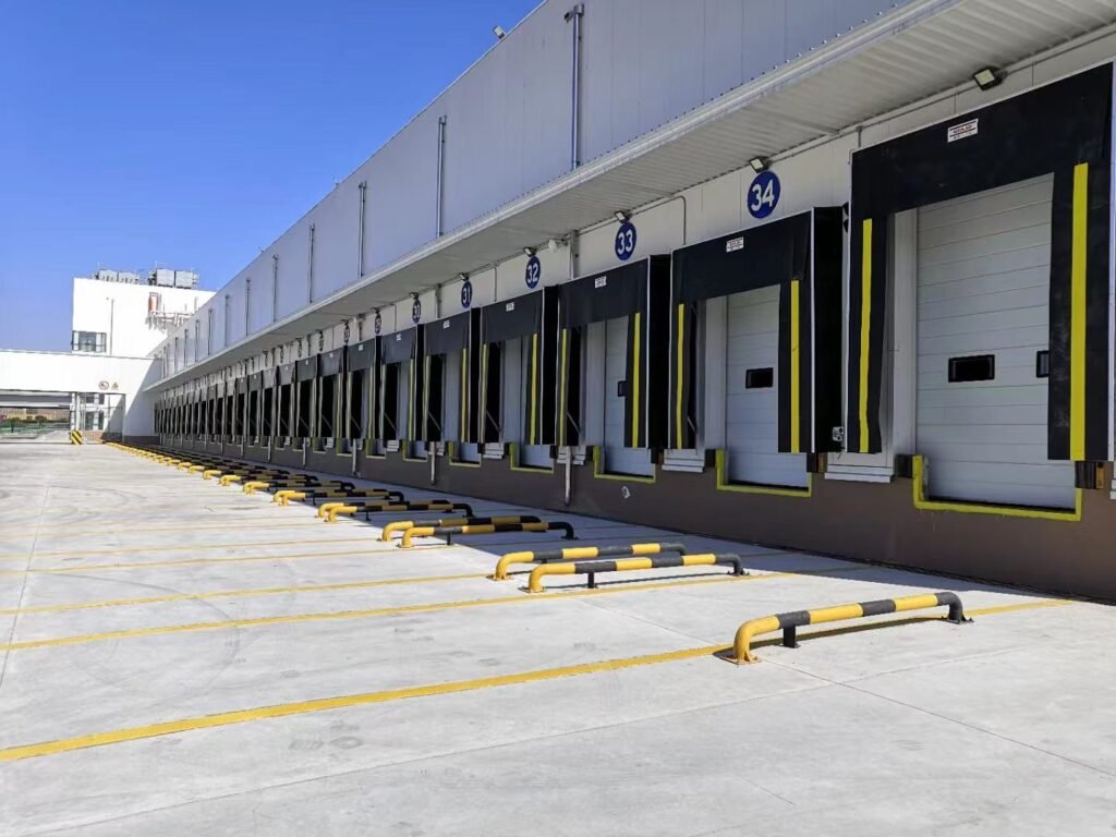 Geajie's high-quality dock leveler ensures a smooth transition between warehouse and truck, providing a durable, safe, and stable solution for loading and unloading operations, designed specifically for efficiency and reliability in industrial settings.