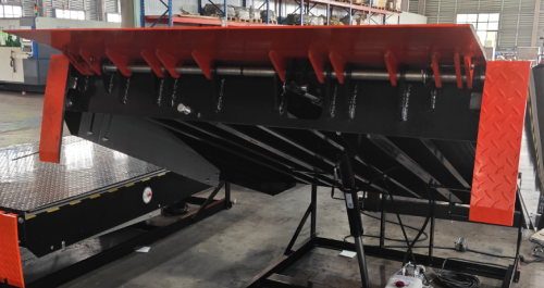 GEAJIE heavy-duty hydraulic dock leveler featuring three-segment articulated flip lip (highlighted) – advanced flexible design for optimal truck height adaptation and complete side gap elimination